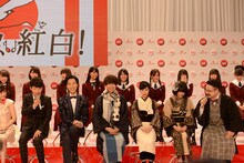 壇上で連絡先交換の約束をする星野源（左から2番目）と休日課長（右端）。