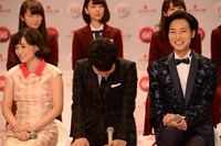 人気画像6位は「涙あり笑いありモノマネあり！歓喜の第66回紅白出場者会見」より、ぱいぱいでか美の話題に笑いをこらえる星野源（中央）。