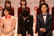 人気画像6位は「涙あり笑いありモノマネあり!歓喜の第66回紅白出場者会見」より、ぱいぱいでか美の話題に笑いをこらえる星野源(中央)。