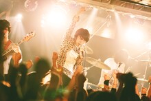 「下川最強伝説」をプレイする挫・人間。（撮影：新倉映見）