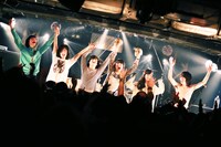 アンコール後、オーディエンスに挨拶する出演陣。（撮影：新倉映見）