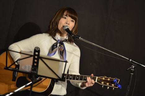 蒼山幸子（Vo, Key）によるひとりごとステージのパフォーマンスの様子。（Photo by AZUSA TAKADA）