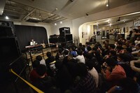 蒼山幸子（Vo, Key）によるひとりごとステージのパフォーマンスの様子。（Photo by AZUSA TAKADA）