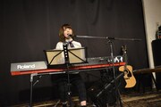 蒼山幸子（Vo, Key）によるひとりごとステージのパフォーマンスの様子。（Photo by AZUSA TAKADA）