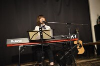 蒼山幸子（Vo, Key）によるひとりごとステージのパフォーマンスの様子。（Photo by AZUSA TAKADA）