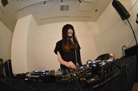 沙田瑞紀（G）によるひとりごとステージのパフォーマンスの様子。（Photo by AZUSA TAKADA）