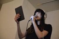 沙田瑞紀（G）によるひとりごとステージのパフォーマンスの様子。（Photo by AZUSA TAKADA）