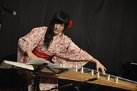 澤村小夜子（Dr）によるひとりごとステージのパフォーマンスの様子。（Photo by AZUSA TAKADA）