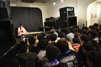 澤村小夜子（Dr）によるひとりごとステージのパフォーマンスの様子。（Photo by AZUSA TAKADA）