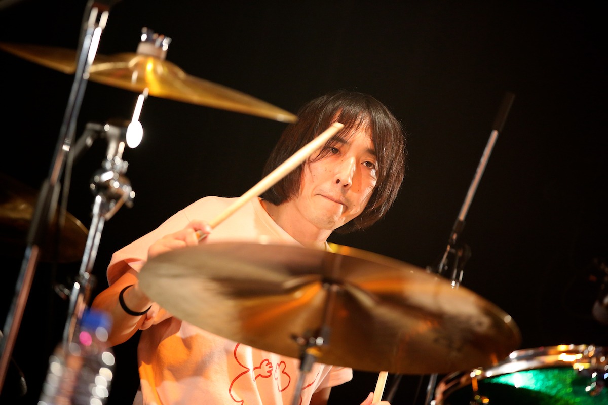 かみむー氏（Dr / 東京カランコロン） （Photo by Viola Kam［V'z Twinkle Photography］）