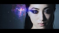Flower「瞳の奥の銀河（ミルキーウェイ）」ミュージックビデオのワンシーン。