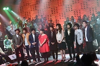 「クリスマスの約束2015」のワンシーン。左からスキマスイッチ、水野良樹（いきものがかり）、仲宗根泉（HY）、松たか子、JUJU、和田唱（TRICERATOPS）、根本要（STARDUST REVUE）、小田和正。 (c)TBS