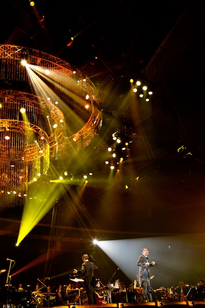 「MAKIHARA NORIYUKI SYMPHONY ORCHESTRA CONCERT "cELEBRATION 2015"～Starry Nights～」東京体育館公演の様子。 （撮影：四方あゆみ［Rooster］、釘野孝宏）