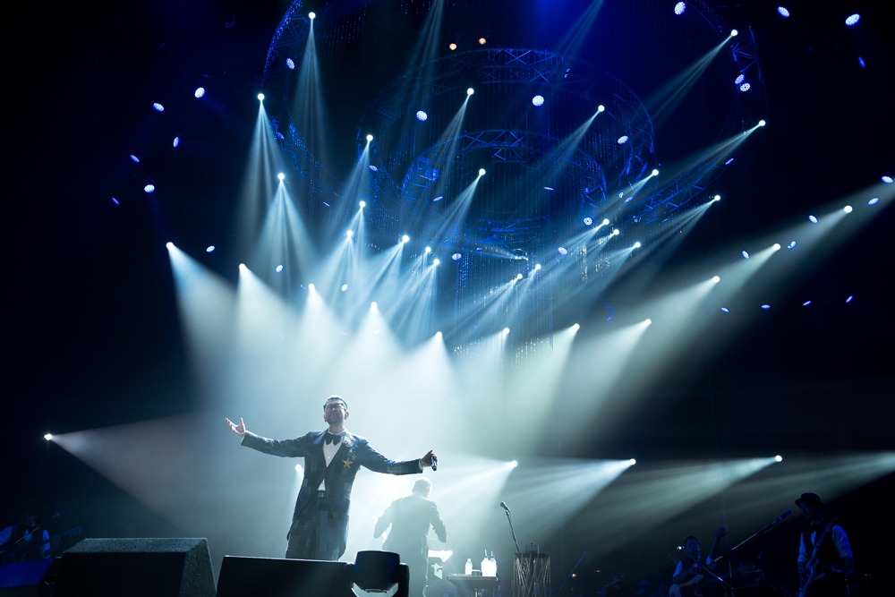 「MAKIHARA NORIYUKI SYMPHONY ORCHESTRA CONCERT "cELEBRATION 2015"～Starry Nights～」東京体育館公演の様子。 （撮影：四方あゆみ［Rooster］、釘野孝宏）