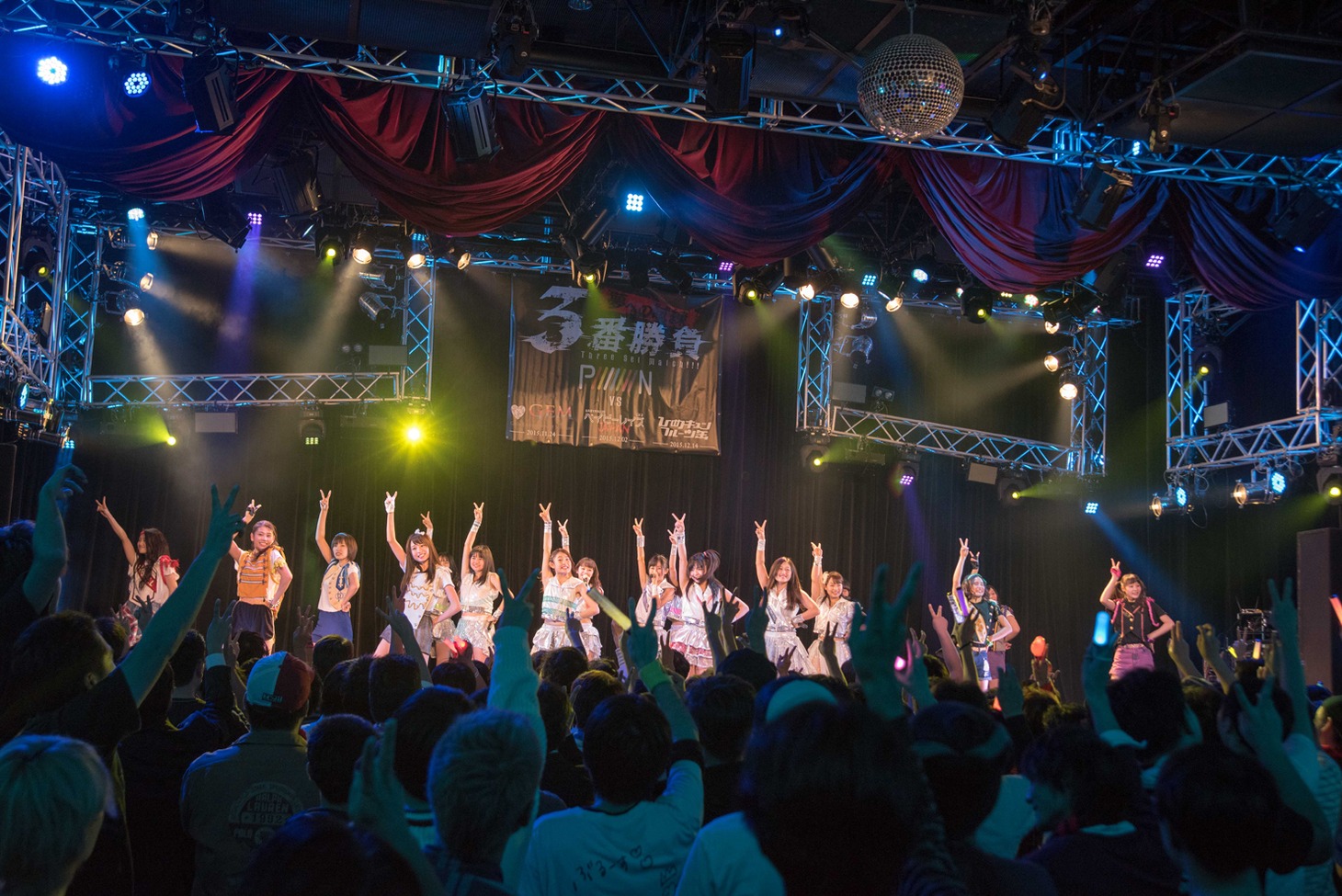 PiiiiiiiNとGEMによるライブの様子。