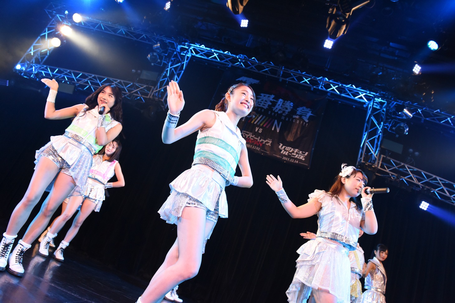 「PiiiiiiiN 夢への試練 3番勝負！ ～GEM編～」GEMによるライブの様子。