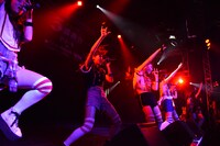 「PiiiiiiiN 夢への試練 3番勝負！ ～GEM編～」PiiiiiiiNによるライブの様子。