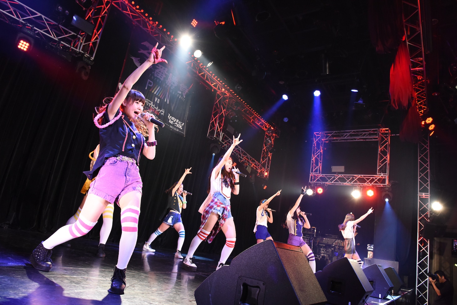 「PiiiiiiiN 夢への試練 3番勝負！ ～GEM編～」PiiiiiiiNによるライブの様子。