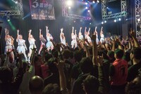 PiiiiiiiNとGEMによるライブの様子。