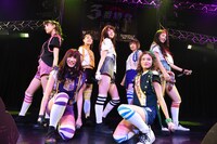 「PiiiiiiiN 夢への試練 3番勝負！ ～GEM編～」PiiiiiiiNによるライブの様子。