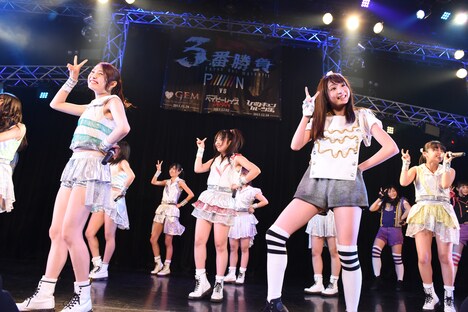 PiiiiiiiNとGEMによる「We're GEM!」コラボの様子。