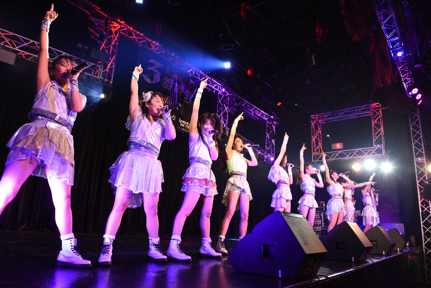 「PiiiiiiiN 夢への試練 3番勝負！ ～GEM編～」GEMによるライブの様子。