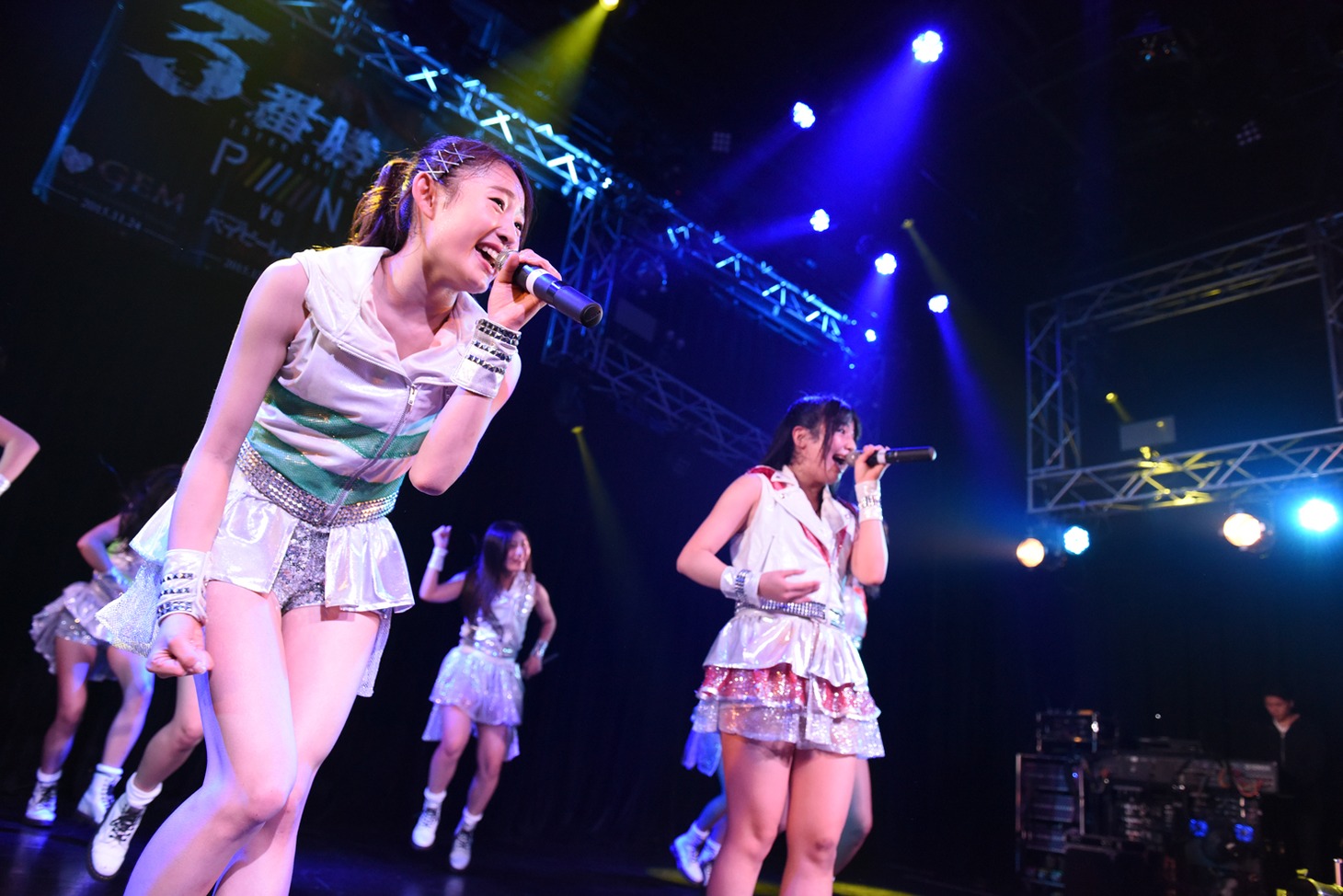 「PiiiiiiiN 夢への試練 3番勝負！ ～GEM編～」GEMによるライブの様子。