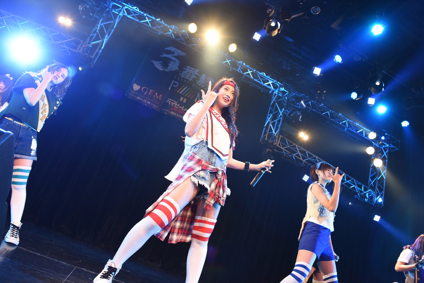 「PiiiiiiiN 夢への試練 3番勝負！ ～GEM編～」PiiiiiiiNによるライブの様子。