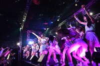 PiiiiiiiNとGEMによるライブの様子。