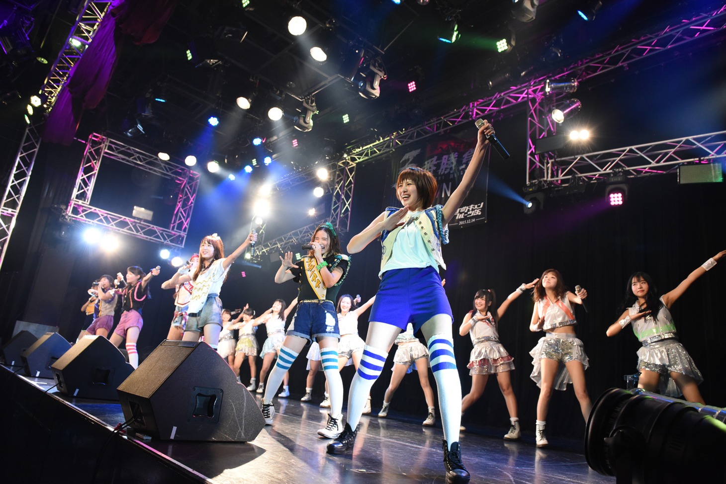 PiiiiiiiNとGEMによるライブの様子。