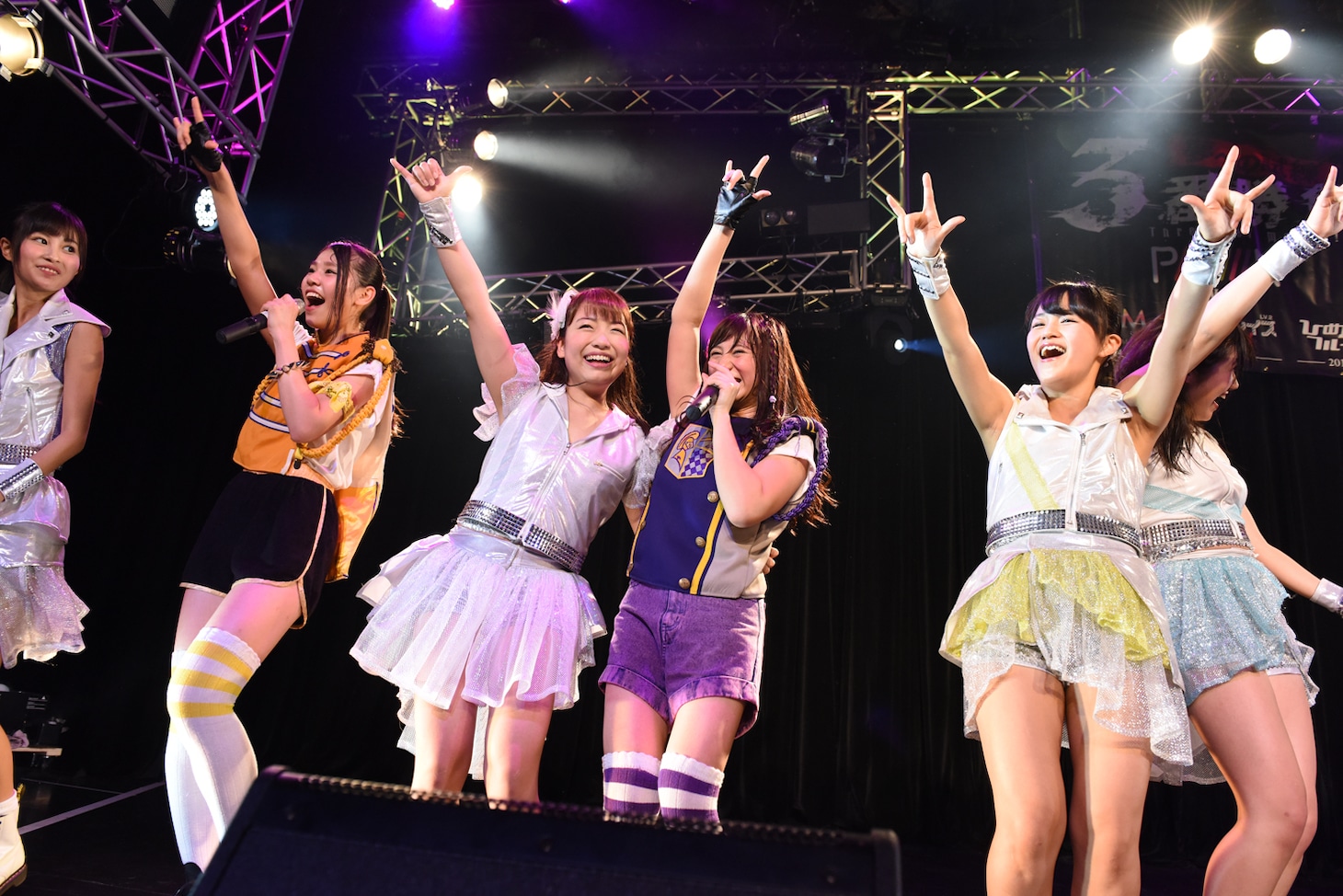 PiiiiiiiNとGEMによるライブの様子。