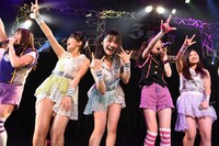 PiiiiiiiNとGEMによるライブの様子。