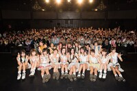 エンディングでの記念撮影の様子。