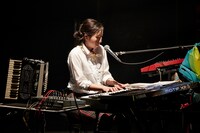 コトリンゴ（Vo, Piano, Key）（撮影：立脇卓）