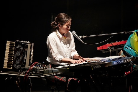 コトリンゴ(Vo, Piano, Key)(撮影:立脇卓)