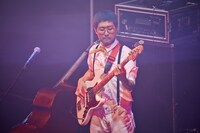 千ヶ崎学（B, Syn, Vo）（撮影：立脇卓）