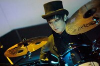 秋山タカヒコ（Dr / downy）（撮影：柴田恵理）