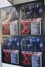 宮城・石巻 BLUE RESISTANCE前に貼られたX JAPANのポスター。