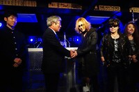 石巻市長と握手をするYOSHIKI。