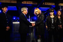 石巻市長と握手をするYOSHIKI。