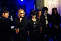 高校生と握手をするYOSHIKIとX JAPANメンバー。