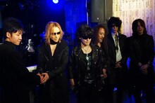 高校生と握手をするYOSHIKIとX JAPANメンバー。