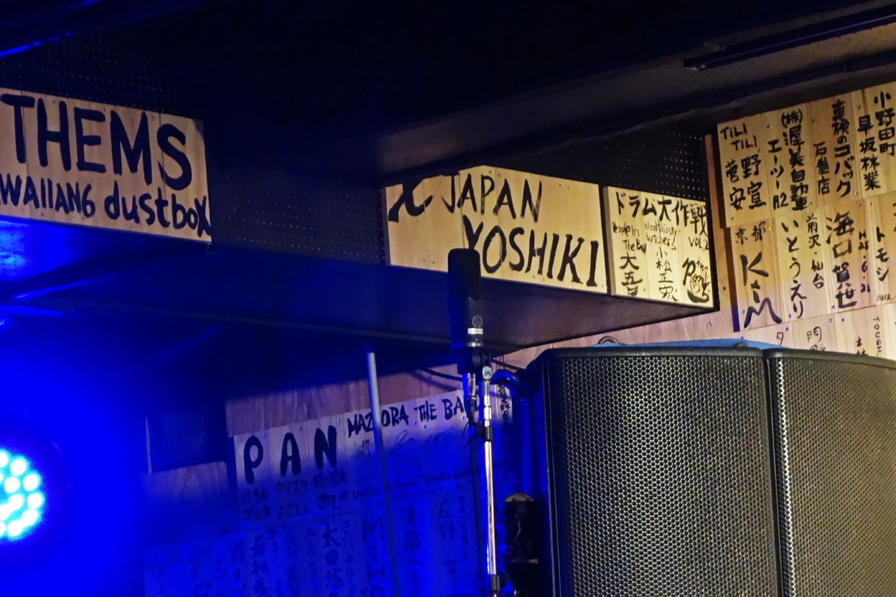 過去に寄付した際にYOSHIKIが書いた自身のネームプレート。