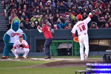 「奥田民生ひとり股旅スペシャル＠マツダスタジアム」で行われた始球式の様子。