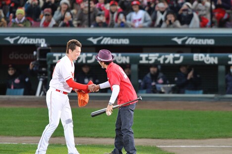 前田健太選手（左）と握手する奥田民生（右）。