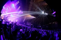 SUPER BEAVERのライブの様子。（Photo by KOHEI SUZUKI）