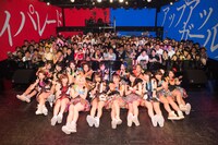 エンディングの記念撮影の様子。