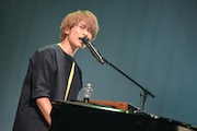 杉本雄治(Vo, Piano)(撮影:高田梓)