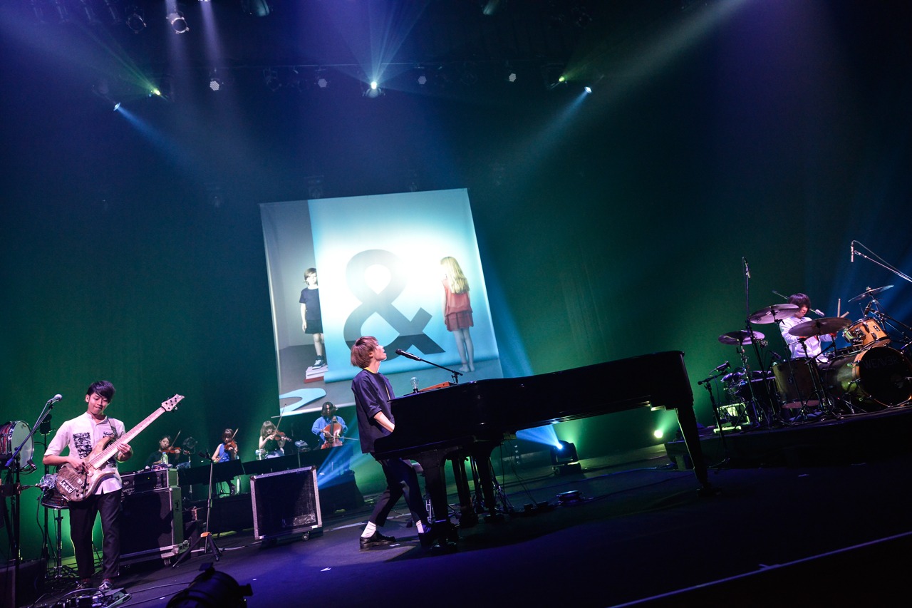 「WEAVER HALL TOUR 2015 Still Boys & Girls ～Sing Like Dancing In Our Hall～」最終公演の様子。（撮影：高田梓）