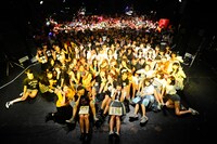 エンディングでの記念撮影の様子。